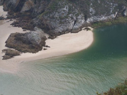  Rescatados tres ba&ntilde;istas que se quedaron aislados en una zona de rocas en una playa de Pech&oacute;n