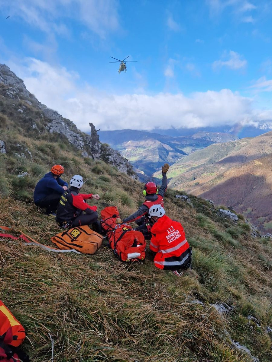 Rescatan a un hombre con hipotermia severa en una zona de montaña de ...