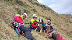 Rescatan a una perra que había caído por una torca en Arredondo