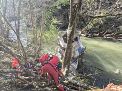  Rescatan al conductor de una hormigonera tras caer 50 metros hasta el r&iacute;o As&oacute;n