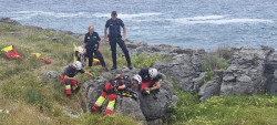 Rescatan en buen estado a un perro atrapado tras caer por los acantilados de Noja