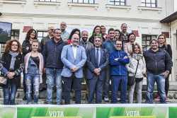 Revilla avisa: se "barrunta" que el domingo "toda España esté de rojo menos un cacho verde, que somos nosotros"