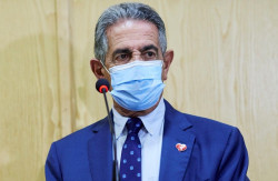  Revilla seguir&aacute; llevando la mascarilla porque el virus "est&aacute; todav&iacute;a entre nosotros"