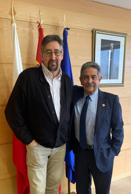 Revilla, Zuloaga y el alcalde de Corrales Luis Ignacio Argumosa inauguran la nueva bolera cubierta de Los Corrales que lleva el nombre de Facundo Ceballos `Cundi`