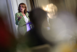 Ribera aboga por regular los centros de datos para evitar subidas del precio de la luz y el rechazo social