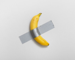 Roban la obra de arte del pl&aacute;tano pegado a una pared en una exposici&oacute;n del Centre Pompidou-Metz