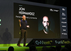 Robots humanoides, un joven de 18 a&ntilde;os con empresa de IA y el divulgador Jon Fern&aacute;ndez, en el arranque del C-Meet