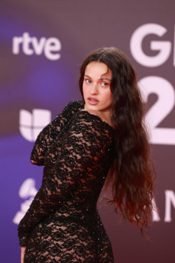 Rosal&iacute;a da el pistoletazo de salida a la gala de los Latin Grammy con un homenaje a Roc&iacute;o Jurado