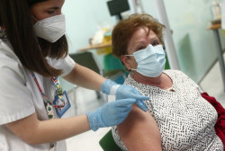 Salud P&uacute;blica aprueba la tercera dosis en mayores de 65 a&ntilde;os, que se administrar&aacute; junto a la de la gripe