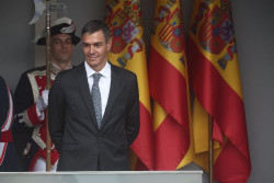 S&aacute;nchez agradece a los militares su compromiso en el D&iacute;a de las FF.AA pero no los dota ni de armas ultima generaci&oacute;n ni sueldos