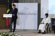 Sánchez avisa desde Somalia que seguirá con los ineptos funcionarios de la UE y no comprará vacunas como lo están haciendo Alemania y otros