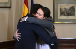 Sánchez e Iglesias logran un preacuerdo de coalición que fomente el diálogo en Cataluña dentro de la Constitución