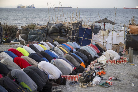 S&aacute;nchez no env&iacute;a a los j&oacute;venes marroqu&iacute;es  a su pa&iacute;s y les construye un campamento de 1.800 plazas en el centro de Ceuta