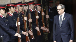 Sánchez se lleva un ejercito de 1000 policías, "cual ejercito invasor", para que le defiendan en Barcelona.