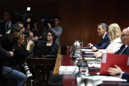 Sánchez y el presidente de la `comisión Koldo` del Senado protagonizan un rifirrafe al inicio de su interrogatorio