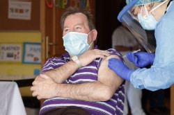 Sanidad aconseja la vacunaci&oacute;n frente a la Covid-19 a mayores de 70 a&ntilde;os, sanitarios y personas vulnerables