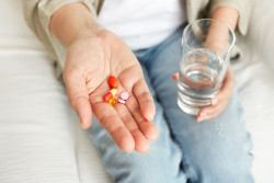 Sanidad y CCAA acuerdan repartir 42,9 millones para uso racional del medicamento, vigilar el cáncer y donación de médula