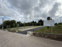 Santillana del Mar crea un nuevo aparcamiento en la zona del cementerio y rehabilita el de Rolace&ntilde;a