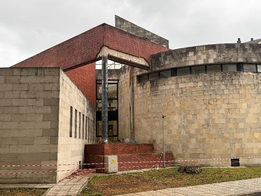 Se desprende parte de la fachada del centro de salud de Medio Cudeyo