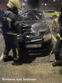 Se incendia un vehículo en Fernando de los Ríos 61 que afecta a otro colindante y un contenedor en el número 62