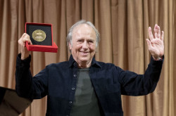Serrat recibe la medalla de honor de la SGAE: "Estoy feliz de haber dedicado mi vida a escribir canciones"