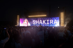 Shakira sube a Dua Lipa al escenario en su octavo concierto en Madrid para cantar `Antolog&iacute;a`
