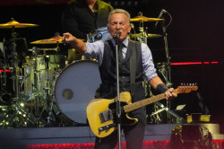 Springsteen invoca en San Sebasti&aacute;n el poder liberador del rock frente a los autoritarismos ante 40.000 seguidores