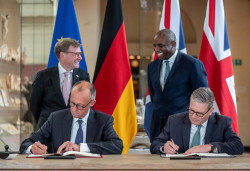 Starmer y Merz firman un "histórico" tratado de amistad que supone un "compromiso de defensa mutua" mientras Sanchez se va a Mauritania