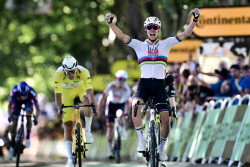 Tadej Pogacar logra su victoria 100 y se confirma el pulso con Vingegaard por el Tour