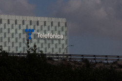 Telef&oacute;nica sale de BBVA con la venta de su participaci&oacute;n del 0,77% por 608 millones de euros