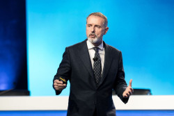 Telefónica se desploma un 13% en Bolsa en su peor sesión desde el estallido de la pandemia de 2020