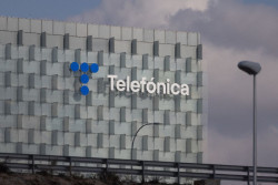 Telef&oacute;nica vende su filial en Chile a Millicom y NJJ Holding por un importe de hasta 1.156 millones