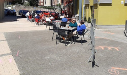  Terrazas y peatones `conviven` en las calles de Astillero y Guarnizo