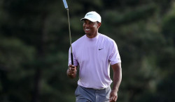 Tiger Woods se proclama campeón del Masters de Augusta y se enfunda la chaqueta verde once años despues