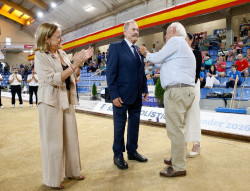 To&ntilde;o G&oacute;mez recibe la Insignia de Oro de la Federaci&oacute;n Espa&ntilde;ola de Bolos