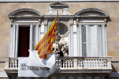 Torra sigue hacendo el ridículo nacional e internacional, quitando y poniendo pancartas