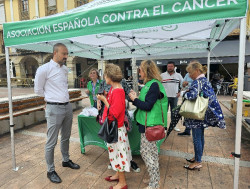 Torrelavega celebra el Día contra el Cáncer de Mama con mesas informativas, una exposición y un flashmob
