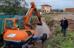 Torrelavega continúa la limpieza de arroyos en Tanos y Viérnoles