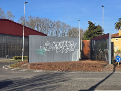  Torrelavega denuncia pintadas en la escultura de Pedro Croft en el Bulevar Ronda