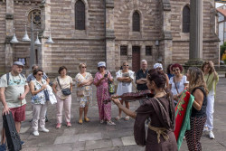 Torrelavega repite hoy la ruta gratuita `Paseando con Leonor de la Vega`