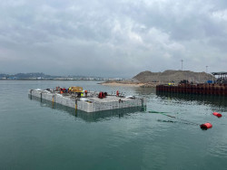 Trasladado el primero de los cinco cajones que formarán parte del Muelle de Raos 9