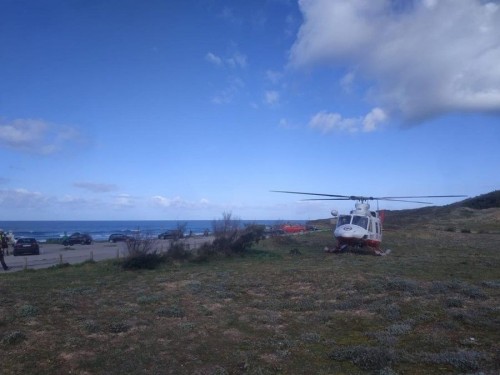 Trasladado en helicóptero al aeropuerto Seve-Ballesteros y después en ambulancia Valdecilla l un hombre que sufrió una parada cardiorespitaroria en la playa del Puntal