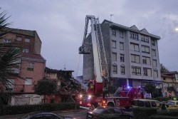 Tres edificios desalojados tras derrumbarse uno y calcinarse otro por la explosión en La Albericia