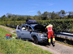  Tres heridos leves tras salirse un coche de la A-8 a la altura de Vald&aacute;liga