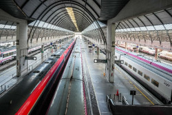 Tripulantes de AVE y larga distancia recogen firmas pidiendo m&aacute;s medios y formaci&oacute;n para actuar en emergencias
