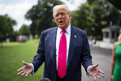Trump tacha a Espa&ntilde;a de "pa&iacute;s arruinado" y afirma que el cruce masivo en Ceuta "es triste de ver"
