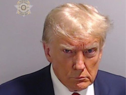 Trump vuelve a X (Twitter) por primera vez desde 2021 y publica su fotografía policial tomada en Georgia