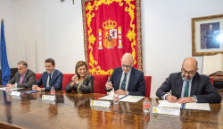 Un acuerdo institucional suprimir&aacute; los cuatro pasos a nivel de Los Corrales y desviar&aacute; el tr&aacute;fico pesado del centro