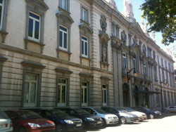 Un a&ntilde;o por golpear contra el lavabo de un pub la cabeza de un hombre, que perdi&oacute; tres dientes