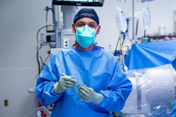 Un equipo neuroquirúrgico de EEUU realiza la primera cirugía personalizada de columna cervical anterior